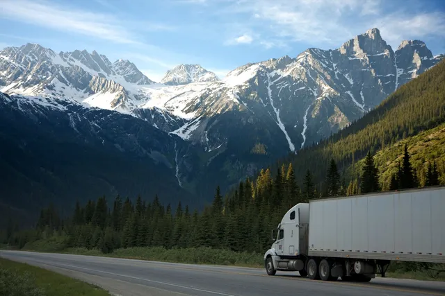 Camion de déménagement roulant sur une route longue distance