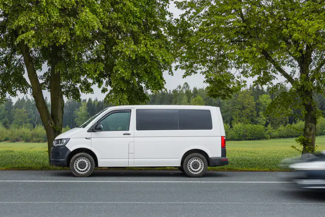 Camionnette de déménagement sur une route de campagne lors d'un trajet longue distance