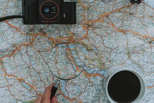 Carte routière et loupe utilisées pour préparer l'itinéraire d'un déménagement