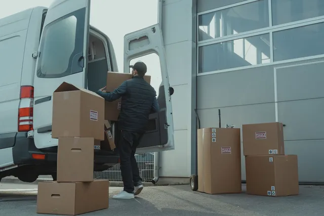 Déménageur chargeant des cartons dans un camion de déménagement