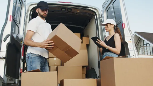 Chargement de cartons de déménagement dans un camion pour un trajet longue distance