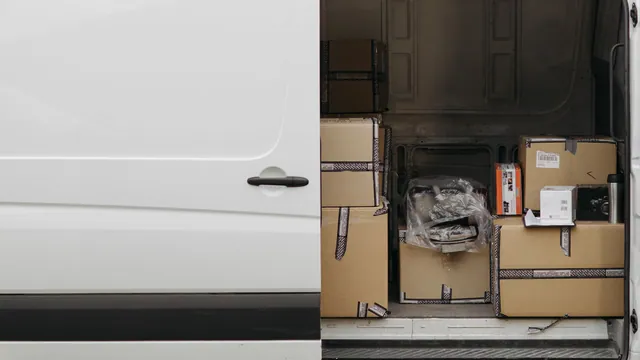 Camionnette de déménagement chargée de cartons, prête pour un trajet longue distance