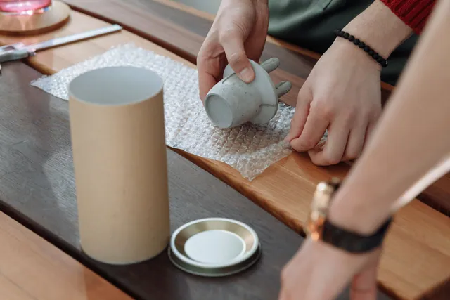 Emballage d'objets fragiles dans du papier bulle avant la mise en carton